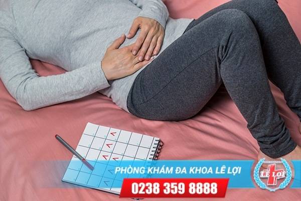 Chậm kinh và đau bụng dưới là bị gì? có thai không?